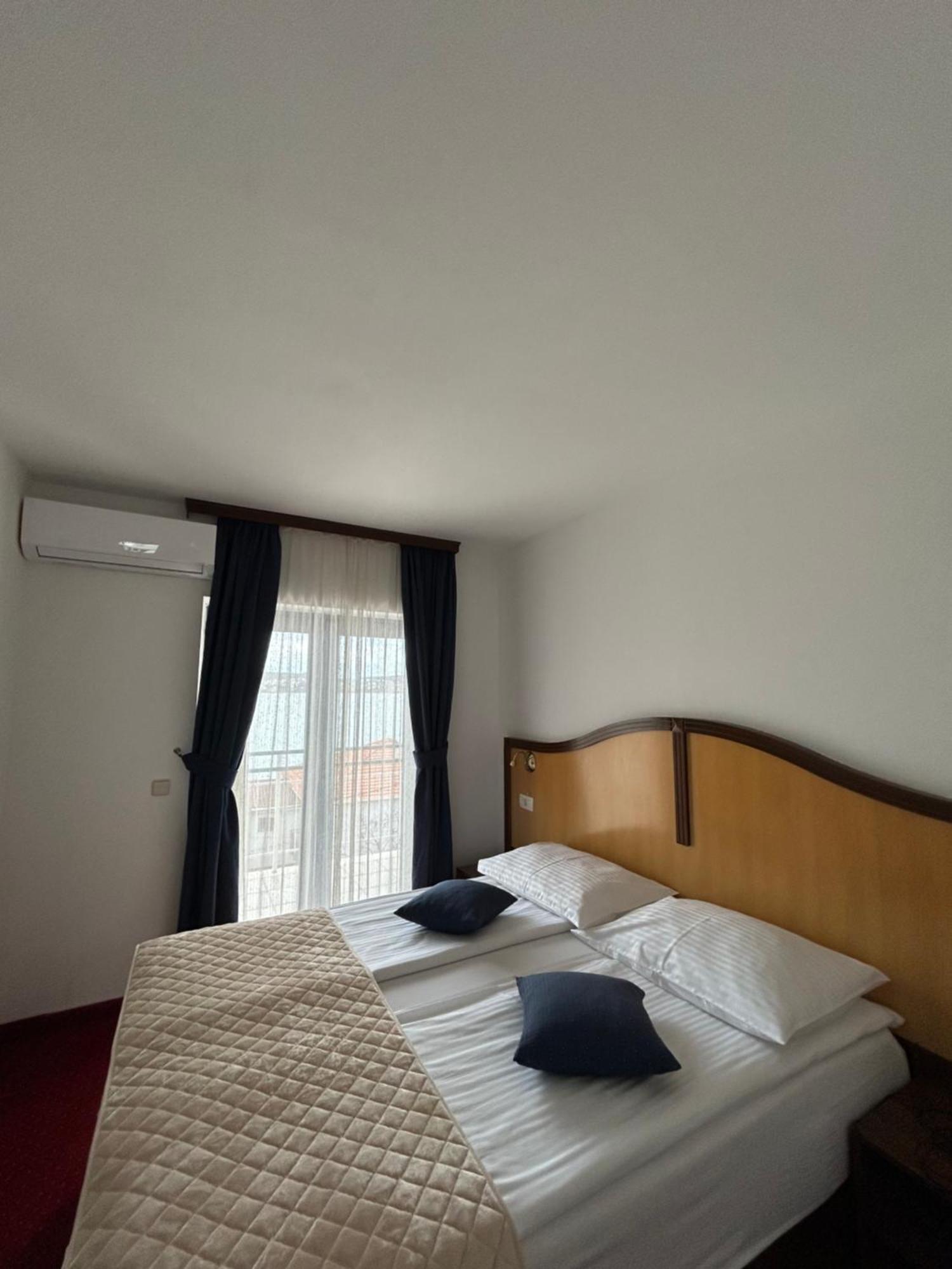 Hotel Bavaria Trogir ドニー・セゲット エクステリア 写真