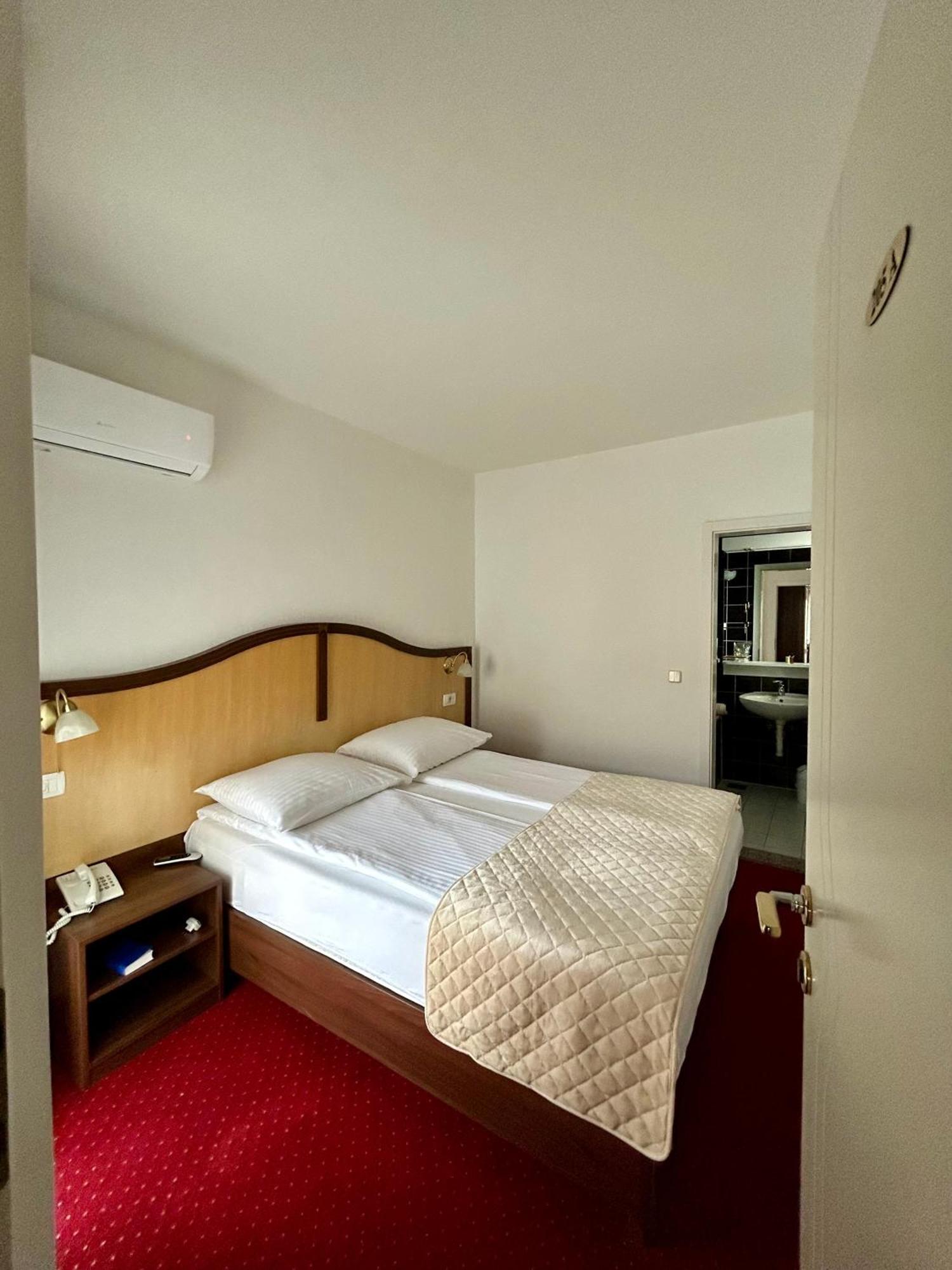 Hotel Bavaria Trogir ドニー・セゲット エクステリア 写真