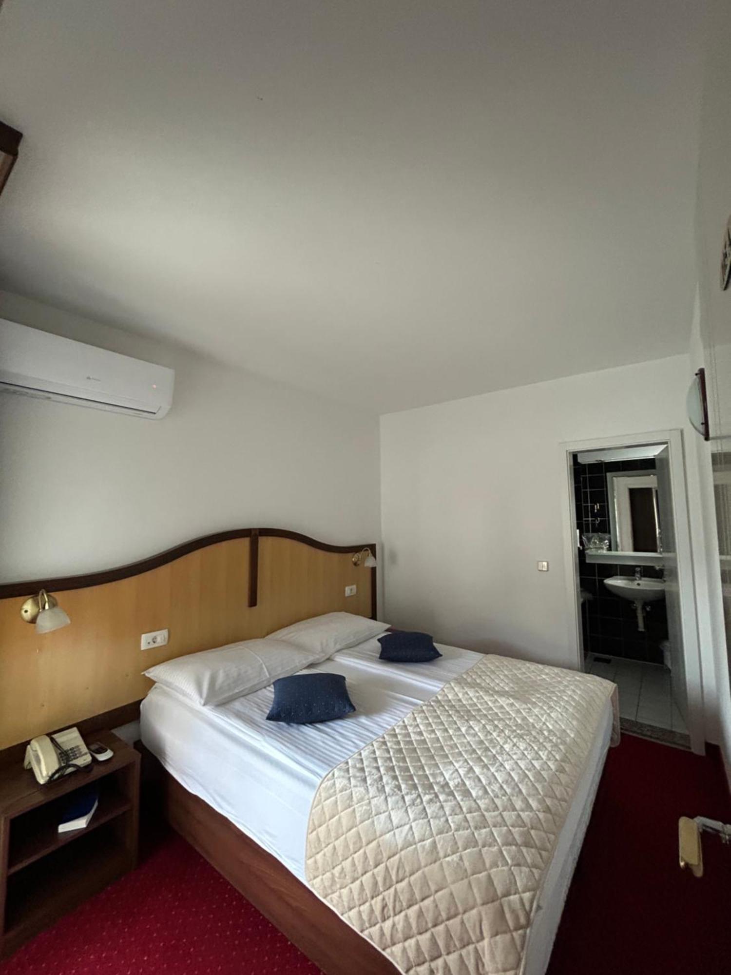 Hotel Bavaria Trogir ドニー・セゲット エクステリア 写真