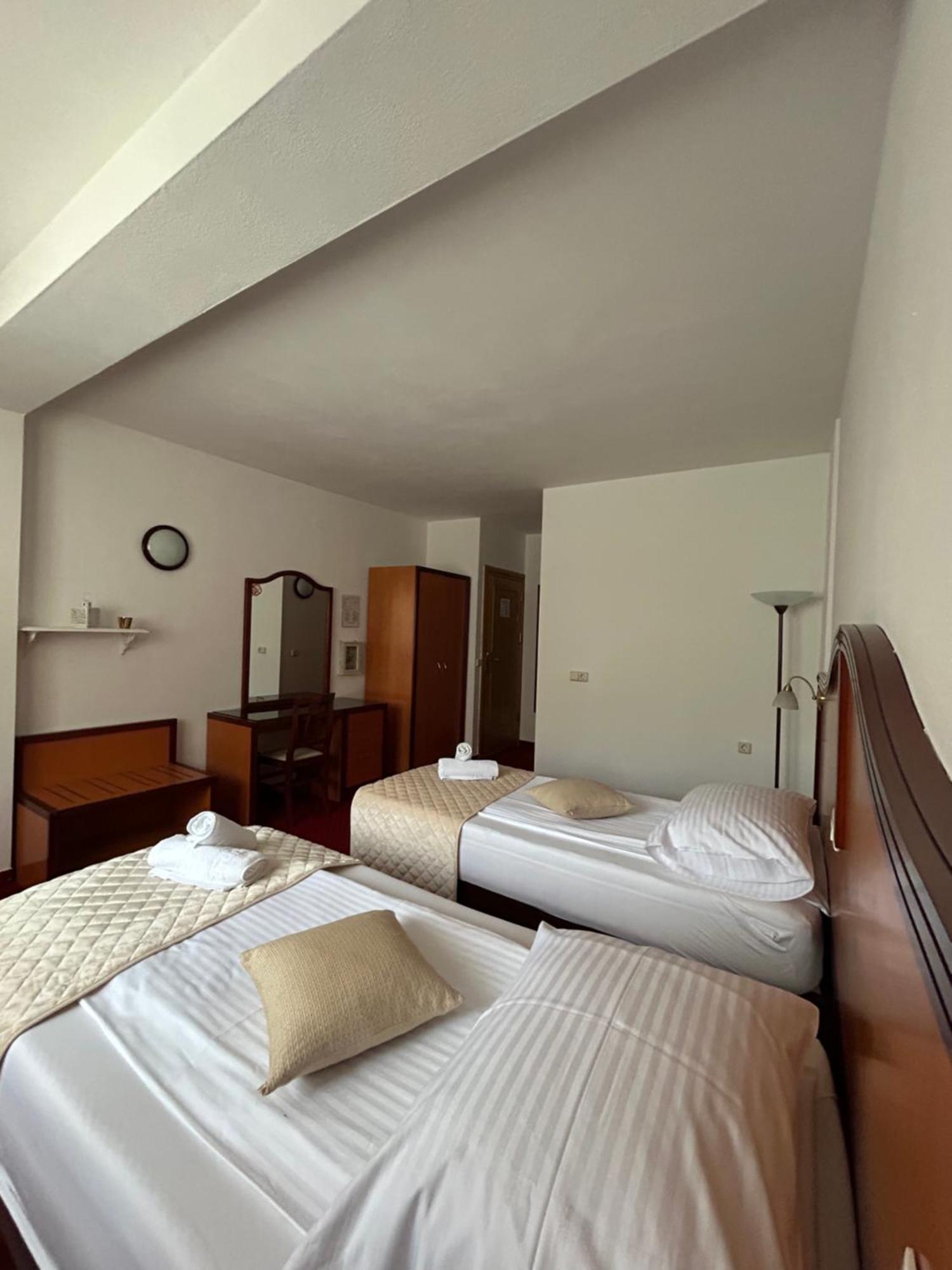 Hotel Bavaria Trogir ドニー・セゲット エクステリア 写真