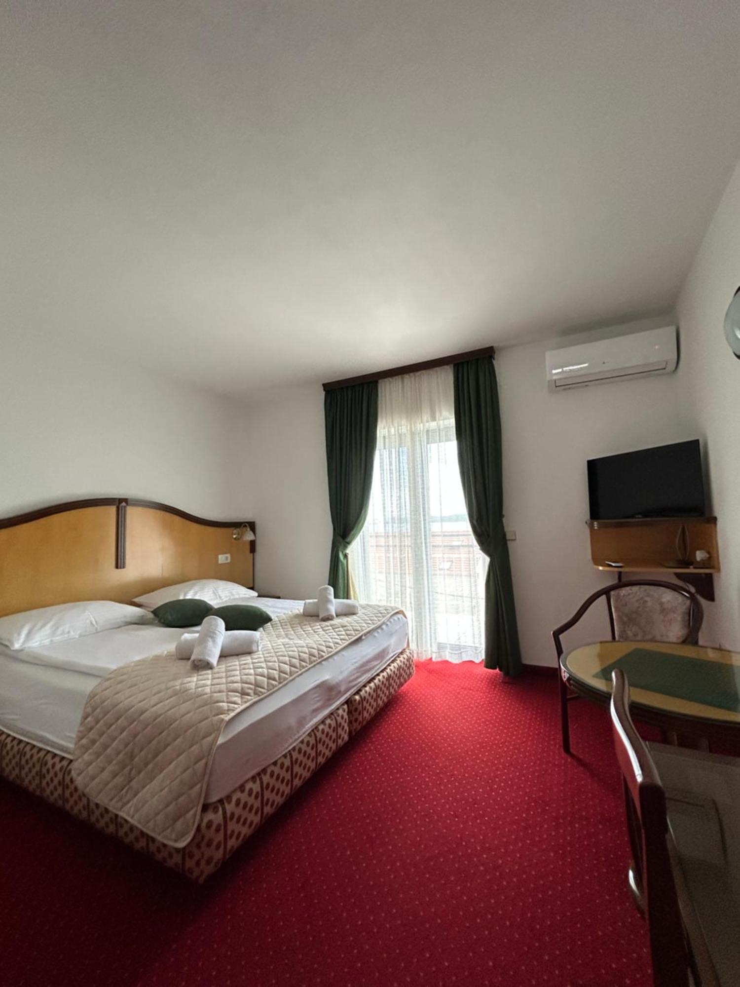 Hotel Bavaria Trogir ドニー・セゲット エクステリア 写真