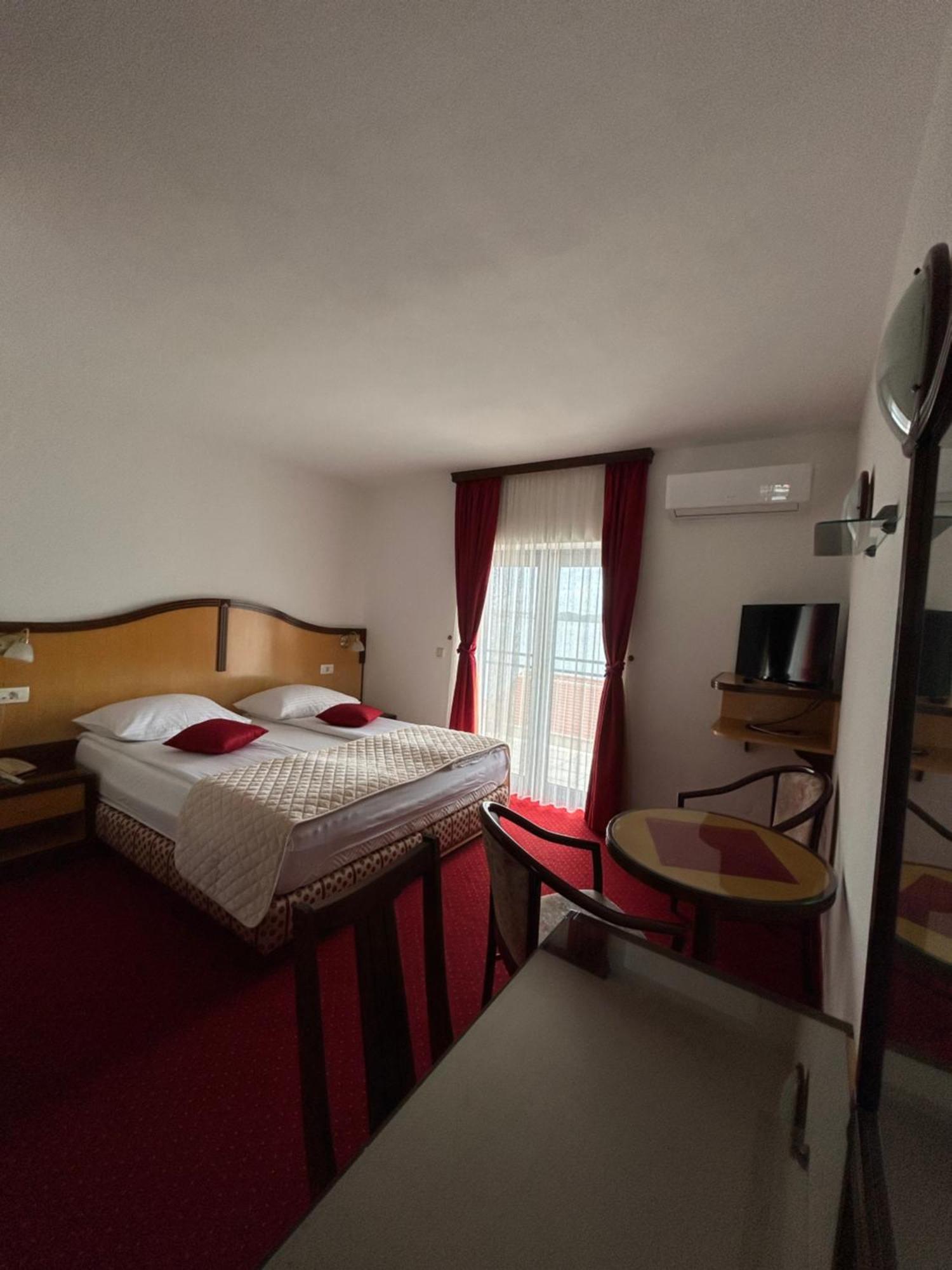 Hotel Bavaria Trogir ドニー・セゲット エクステリア 写真