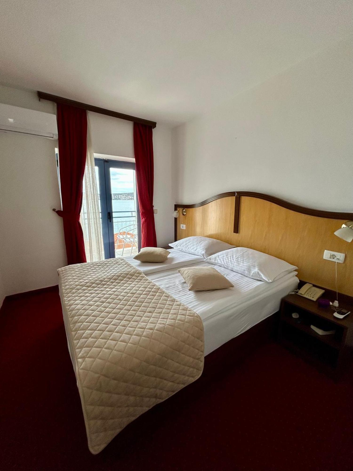Hotel Bavaria Trogir ドニー・セゲット エクステリア 写真