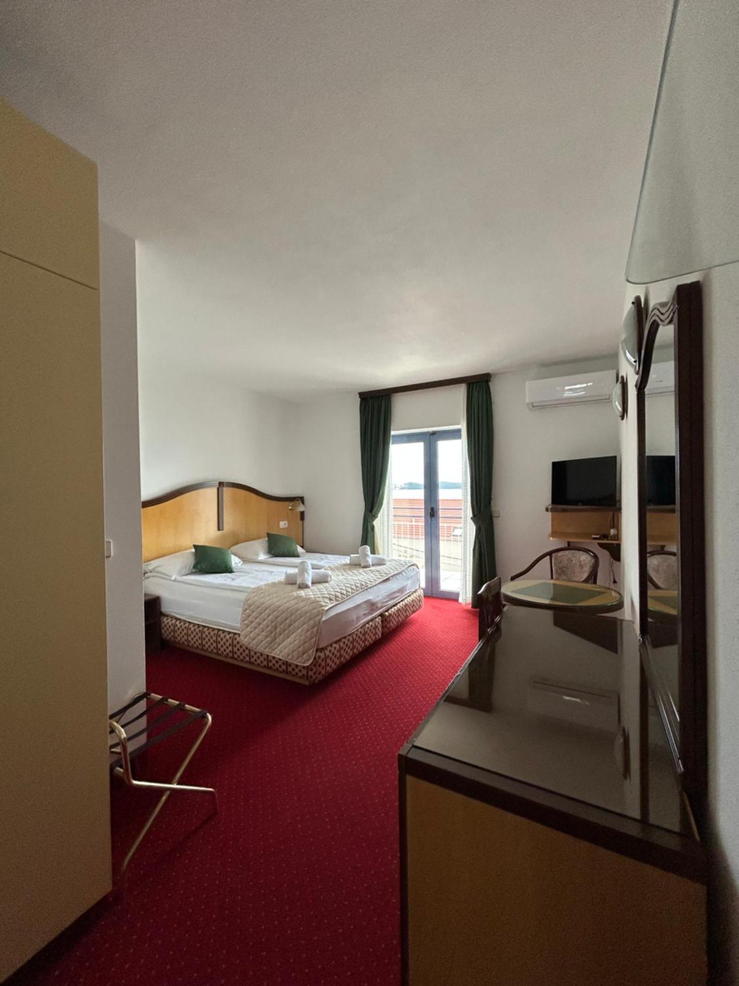 Hotel Bavaria Trogir ドニー・セゲット エクステリア 写真